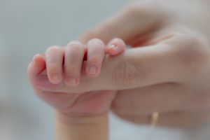 Monika Egerer - Babys hand